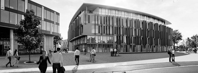 Modernes Bürogebäude mit geschwungener Glasfassade und vertikalen Lamellen, Menschen gehen auf dem Bürgersteig davor.